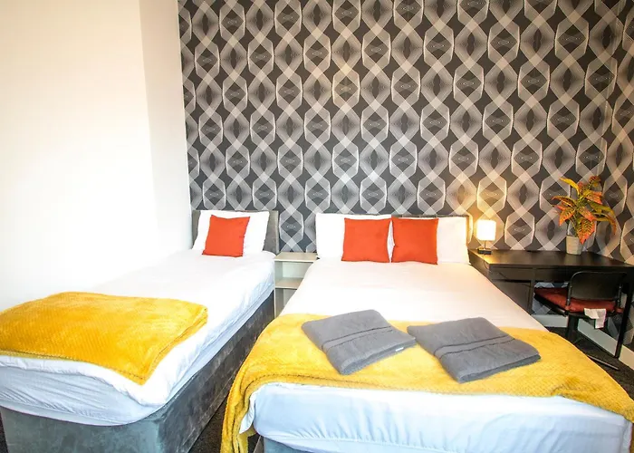 Ideal For Groups - Lovely 2 Bedroom Apartment - Free Parking, Transit Links, Close To Stadiums