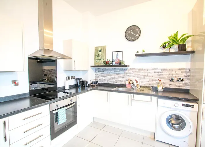 Ideal For Groups - Lovely 2 Bedroom Apartment - Free Parking, Transit Links, Close To Stadiums