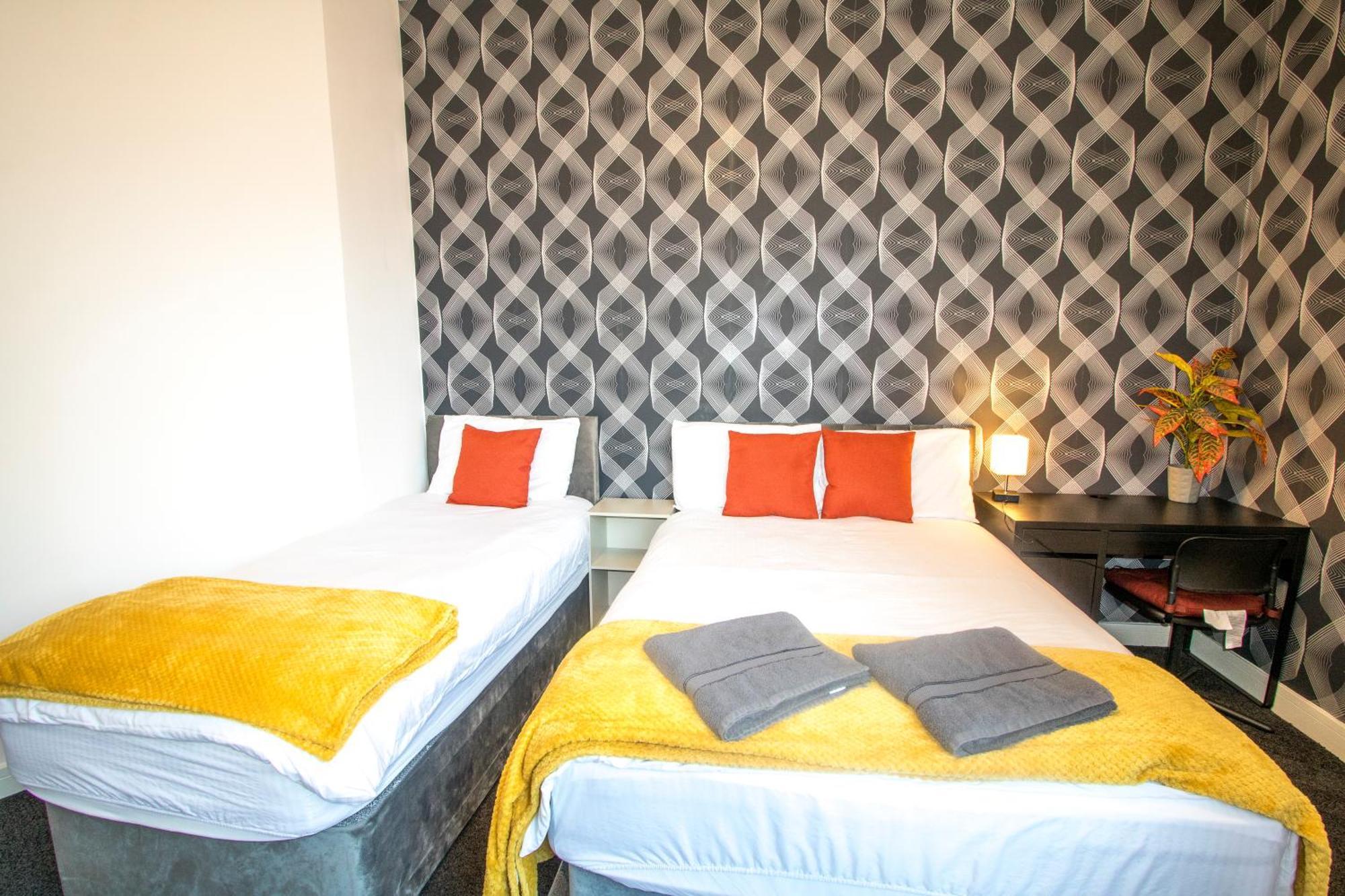 Ideal For Groups - Lovely 2 Bedroom - Free Parking, Transit Links, Close To Stadiums Appartement Manchester